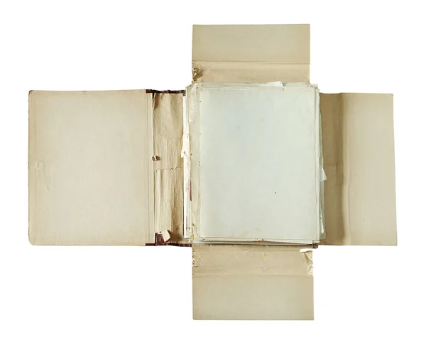 Старая папка со стопкой старых бумаг изолированы на белом фоне — стоковое фото