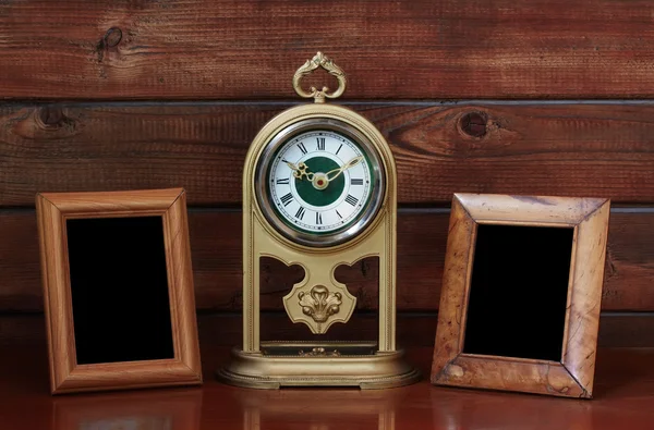 Παλιά κορνίζες και αντίκα ρολόγια — Φωτογραφία Αρχείου