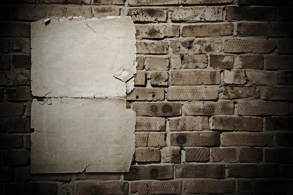 Papier auf Ziegelmauer — Stockfoto