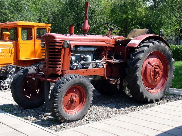 Красный трактор — стоковое фото