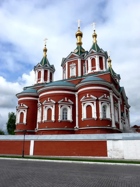 Цветная красная церковь — стоковое фото