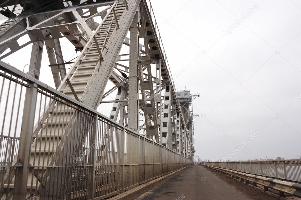 Large metallic bridge