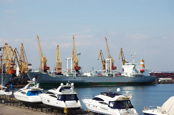 Iates marítimos no porto — Fotografia de Stock