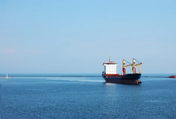 Loď zastavující v přístavu — Stock fotografie