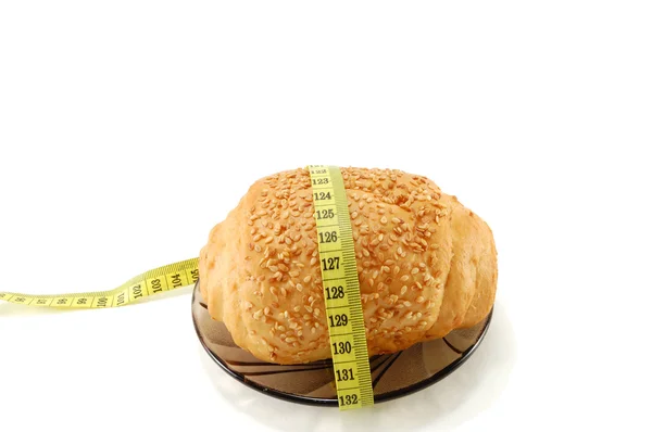 Хлеб с сантиметровой лентой — стоковое фото