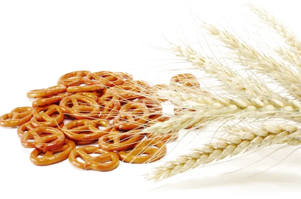 Ear of wheat and baked crackersК — Stock Photo, Image