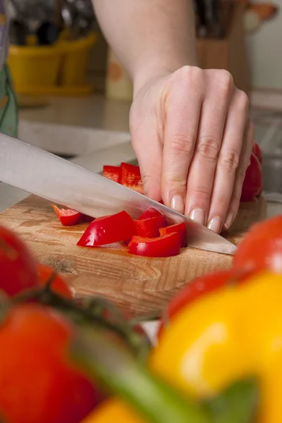 Kockens händer skära grönsaker. — Stockfoto