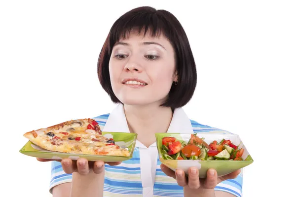 Женщина делает выбор пиццы и салата — стоковое фото