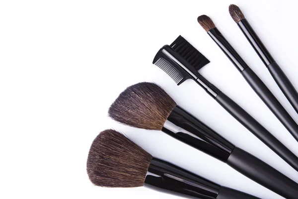Escovas para maquiagem em fundo branco — Fotografia de Stock