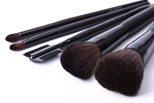 Escovas para maquiagem em fundo branco — Fotografia de Stock