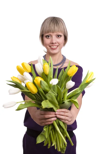 Женщина дарит тюльпаны — стоковое фото