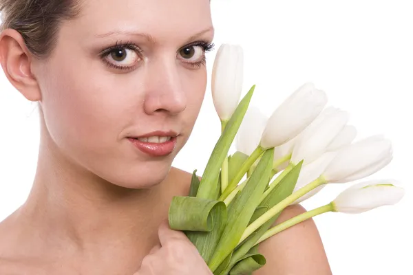 Mladá žena s bílými tulipány — Stock fotografie
