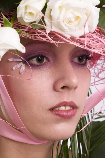 Elegante modelo con rosas en su sombrero — Foto de Stock