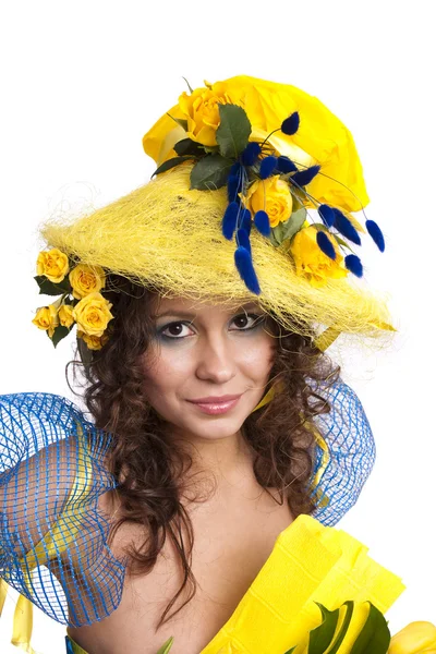 Elegante modella con rose nel cappello — Foto Stock
