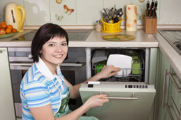 Brunette vrouw schoonmaken keuken Stockfoto