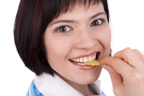 Jovem mulher comendo batatas fritas . — Fotografia de Stock
