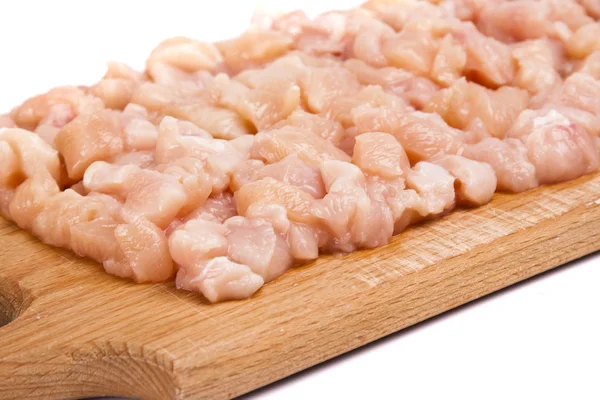 Ahşap tahta üzerinde kıyılmış tavuk eti — Stok fotoğraf