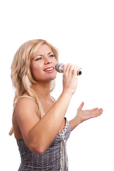 Sångare. tjej sjunger in mikrofonen. — Stockfoto