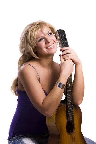 Девушка-блондинка сидит с гитарой — стоковое фото
