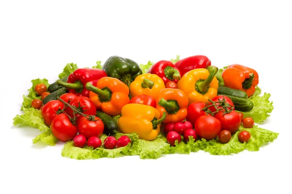 Verduras sobre lechuga de hoja — Foto de Stock