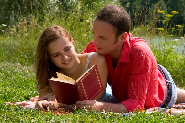 Para czytanie i relaks — Zdjęcie stockowe