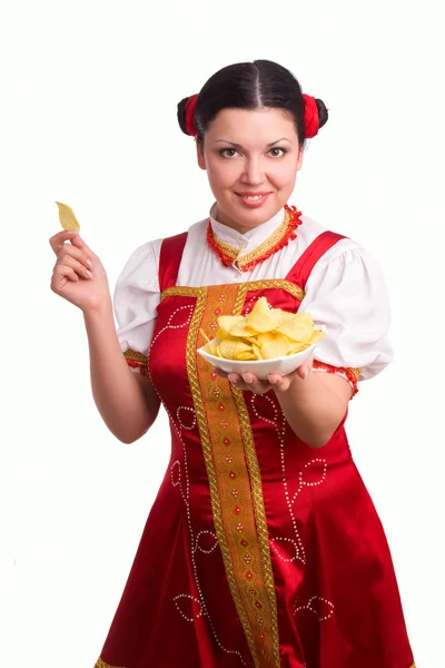 Немецкая женщина с картофельными чипсами — стоковое фото
