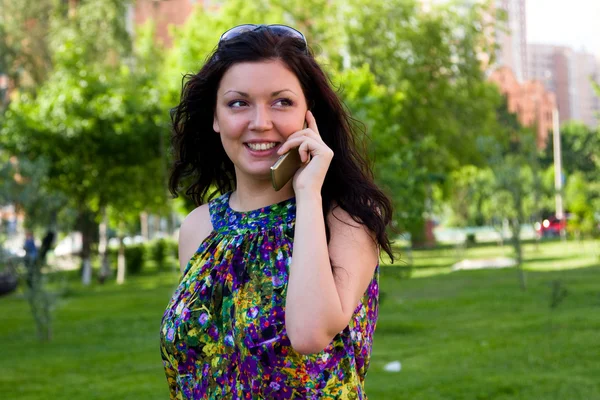 Kvinnan talar mobiltelefon utomhus. — Stockfoto