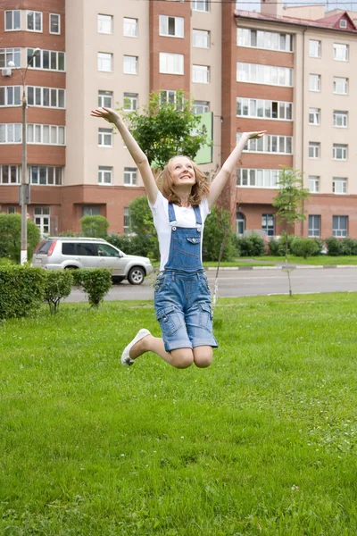 Chica está saltando — Foto de Stock