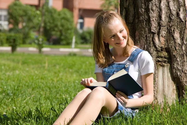 Student som studerar på gräset — Stockfoto