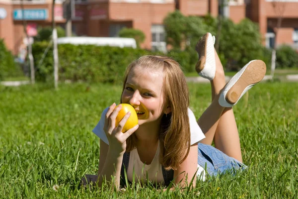 Εφηβικό κορίτσι με ένα κίτρινο μήλο — Φωτογραφία Αρχείου