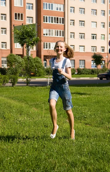 Το κορίτσι είναι running.summer χαρά — Φωτογραφία Αρχείου