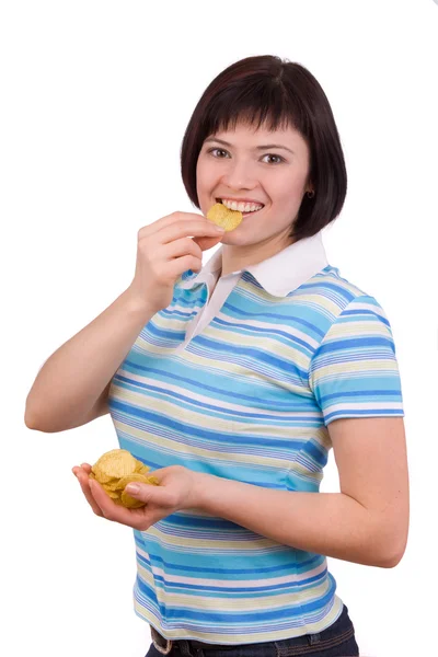 Νεαρή γυναίκα τρώει πατατάκια. — Φωτογραφία Αρχείου