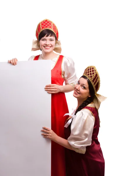 Γυναίκες με ρωσική παραδοσιακή φορεσιά με πινακίδα. — Φωτογραφία Αρχείου