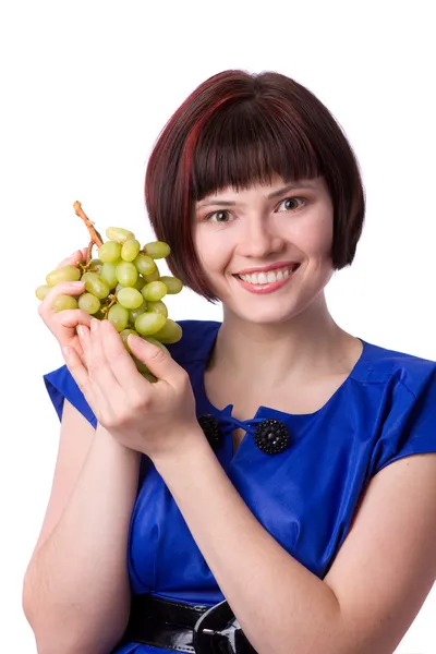 Mulher segurando um monte de uvas verdes — Fotografia de Stock