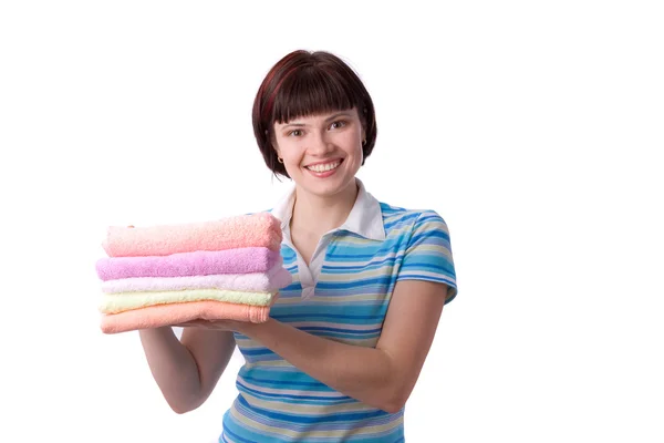 Νεαρή γυναίκα εκμετάλλευση καθαρές πετσέτες. — Φωτογραφία Αρχείου