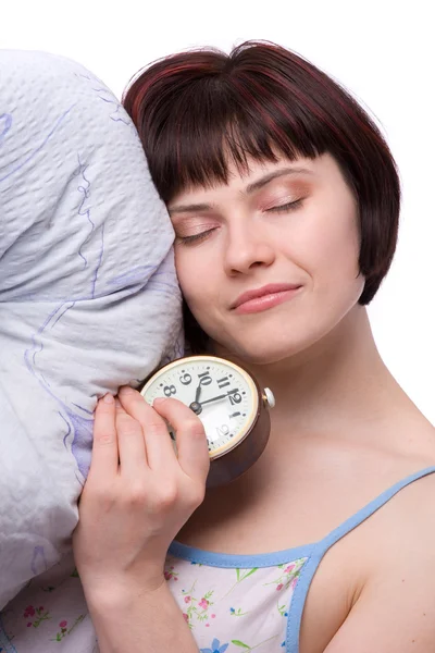 Mujer somnolienta está durmiendo y sosteniendo el despertador —  Fotos de Stock