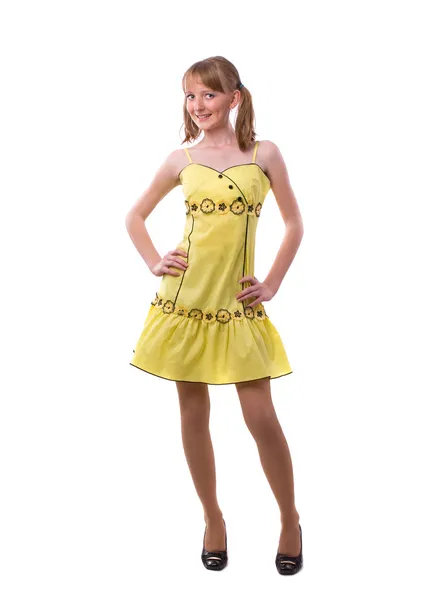 明亮黄色穿裙子的年轻女孩 — 图库照片