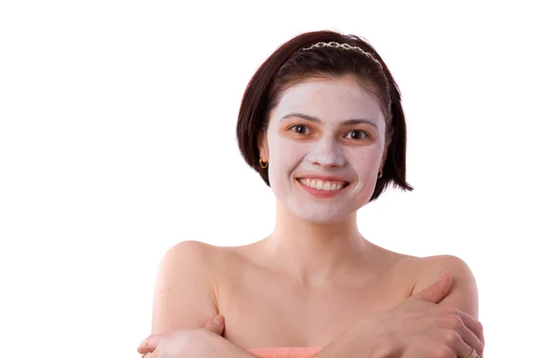 Junge Frau mit weißer Tongesichtsmaske. — Stockfoto