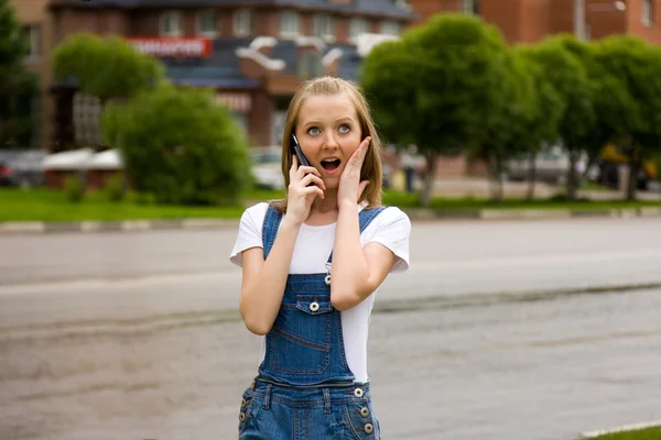 Kvinnan talar mobiltelefon utomhus. — Stockfoto