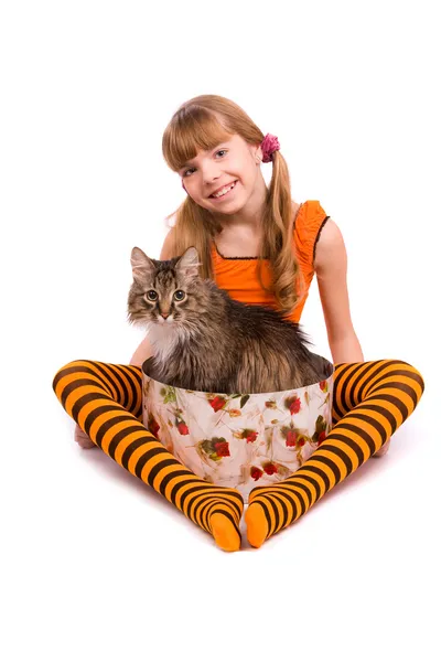 Malá dívka, která nosí oranžové šaty sedí — Stock fotografie