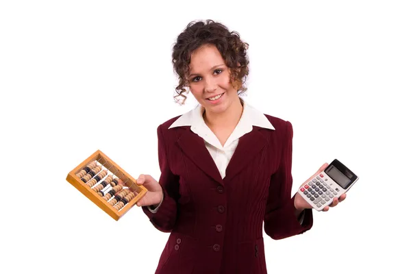 Mujer de negocios elección entre ábaco de madera y calculadora —  Fotos de Stock