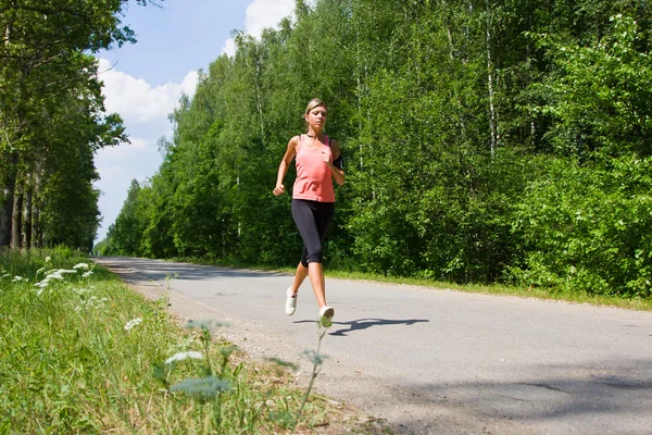 공원에서 뛰고 있는 여자. — 스톡 사진