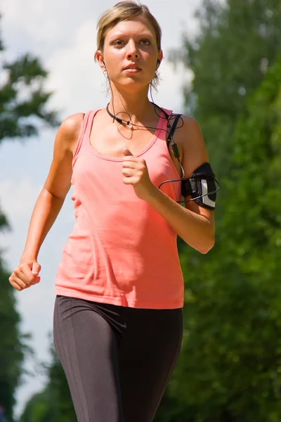 Žena běhající v parku. — Stock fotografie