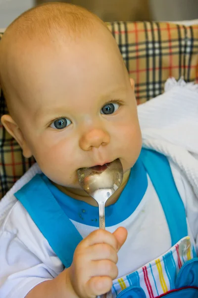 Μωρό με το κουτάλι — Φωτογραφία Αρχείου