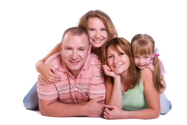 幸福的家庭。母亲、 父亲和两个女儿 — 图库照片