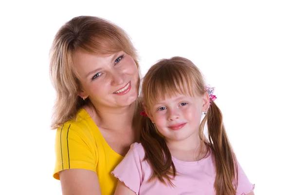 Gelukkige familie - moeder en dochter zijn omarmen. — Stockfoto