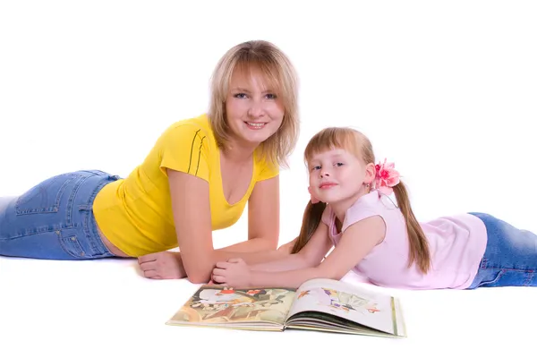 Moeder en dochter met boek Stockafbeelding