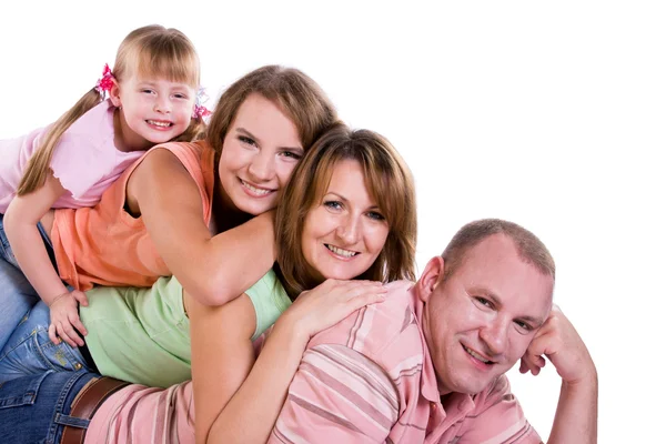 幸福的家庭。母亲、 父亲和两个女儿 — 图库照片