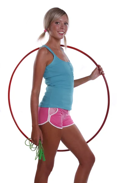Mulher com arco de hula e corda de salto . — Fotografia de Stock