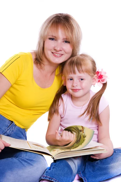 Moeder en dochter met boek Stockfoto